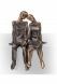 Escultura funerária de casal sentado – tridimensional, independente, com encaixe na parte inferior