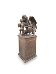 Urna funerária de anjo ‘Anjo Guardião com Criança’ sobre pedestal em várias cores