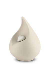 Mini urna em forma de gota de porcelana ‘Celest’ - bege claro com coraçãozinho branco