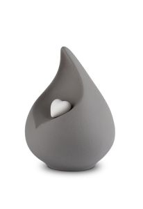 Mini urna em forma de gota de porcelana ‘Celest’ - cinza com coraçãozinho branco