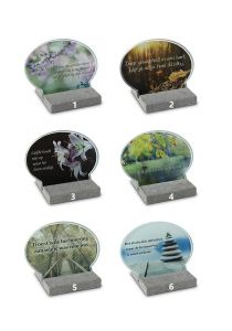 Marcador memorial em forma de oval com vários desenhos em placa de vidro