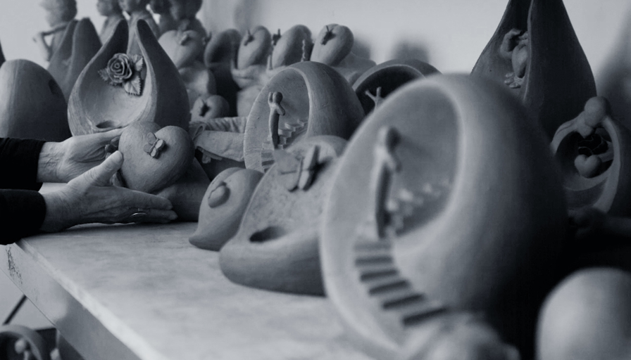 Por que escolher urnas escultura? Urnas únicas e artísticas para cinzas