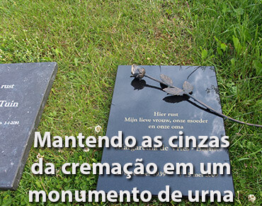 Mantendo as cinzas da cremação em um monumento de urna